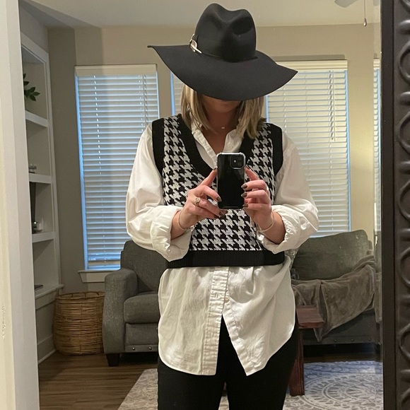 J for Justify houndstooth crop sweater. - Picture 1 of 3